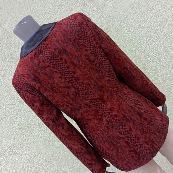 FAROUCHE (CANADA)1980s Vintage (1) PC Repilian Print Fabric W/Faux Leather Trim - Picture 9 of 17